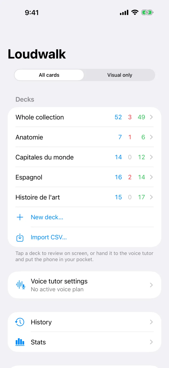 La liste des paquets sur iPhone : un sélecteur entre toutes les cartes et les cartes visuelles, puis quatre paquets, chacun avec trois compteurs en bleu, rouge et vert.